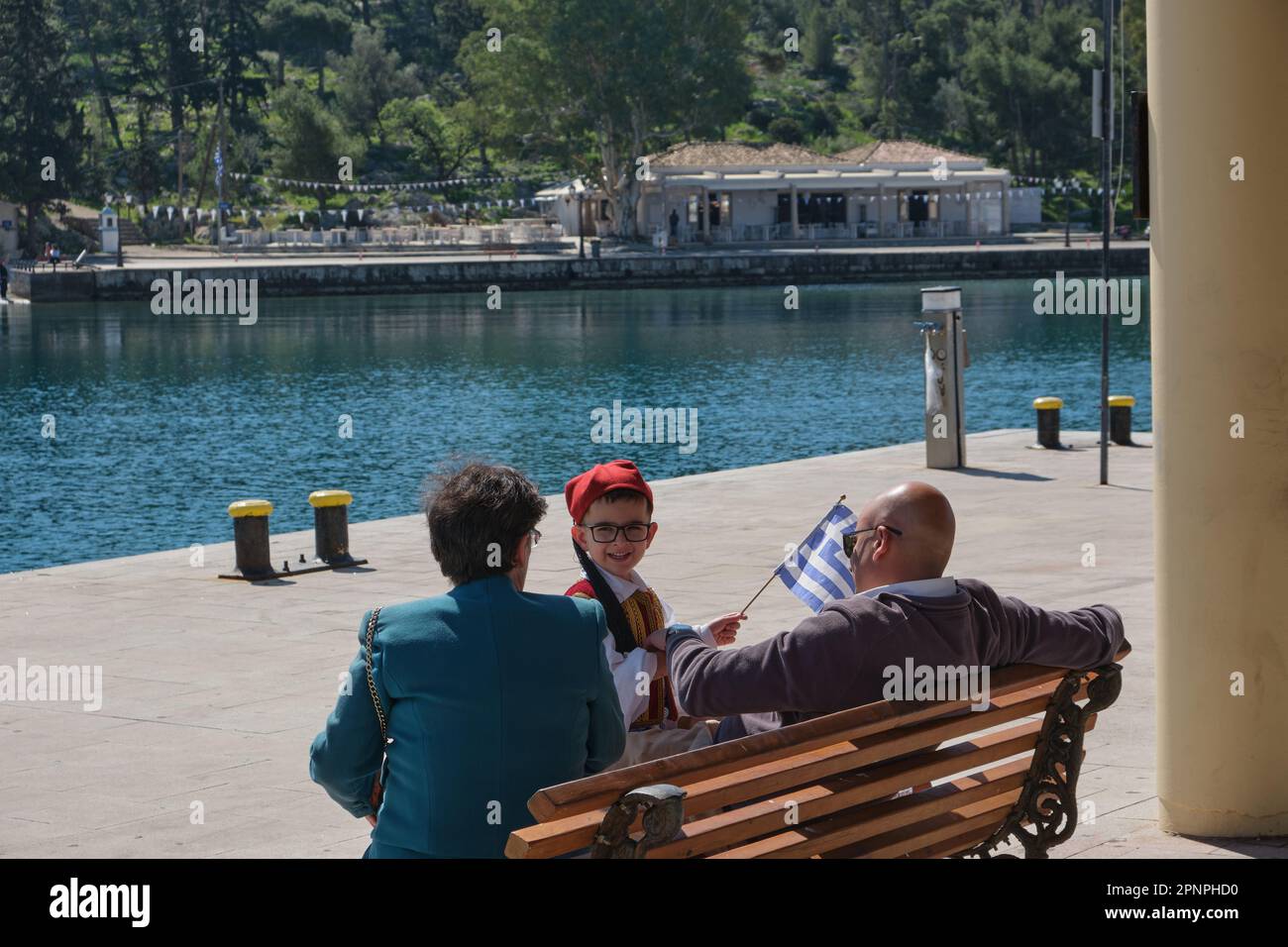 Kleiner Junge in Nationalkostüm mit Großeltern am Unabhängigkeitstag in Galaxidi in Griechenland Stockfoto