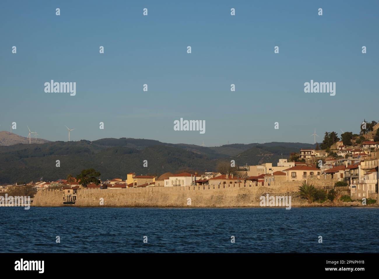 Außenwände zum Hafen von Nafpaktos im Golf von Korinth im Frühling Stockfoto