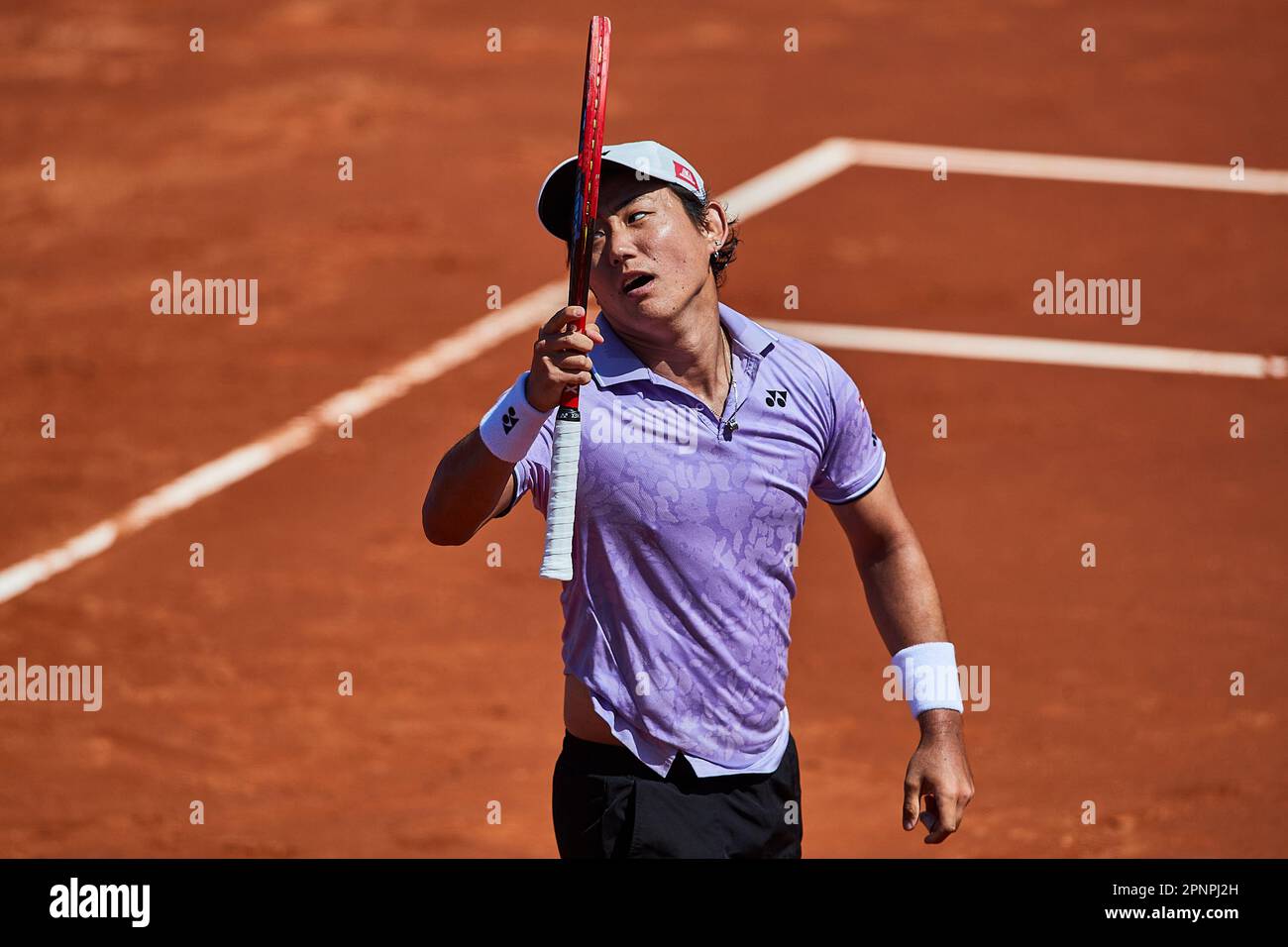 BARCELONA, SPANIEN - APRIL 20: Yoshihito Nishioka aus Japan während des Barcelona Open Banc Sabadell 70 Trofeo Conde de Godo Spiels gegen Jannik Sünder aus Italien im Real Club de Tenis Barcelona am 19. April 2023 in Barcelona, Spanien Stockfoto