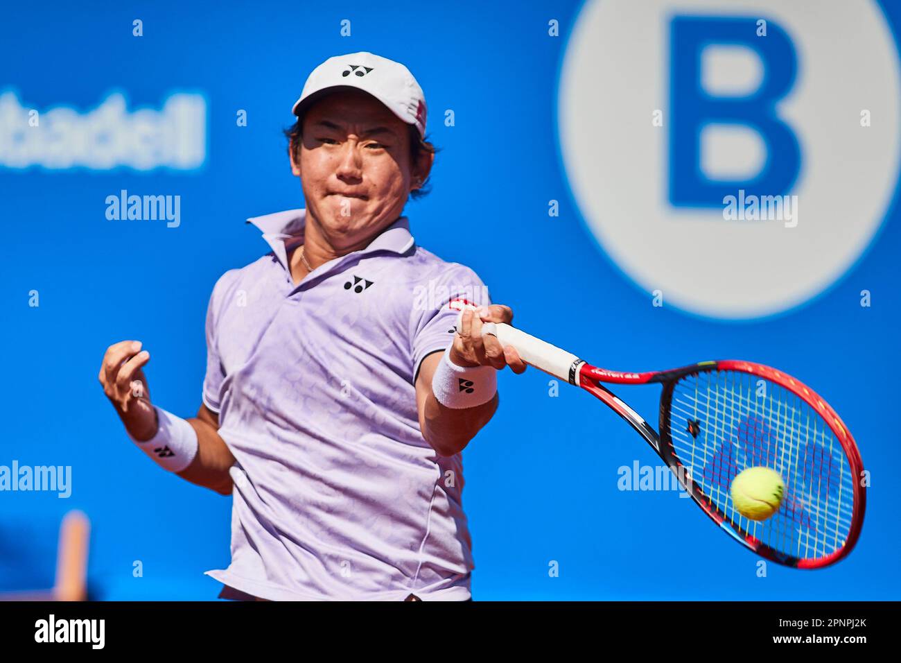 BARCELONA, SPANIEN - APRIL 20: Yoshihito Nishioka aus Japan während des Barcelona Open Banc Sabadell 70 Trofeo Conde de Godo Spiels gegen Jannik Sünder aus Italien im Real Club de Tenis Barcelona am 19. April 2023 in Barcelona, Spanien Stockfoto