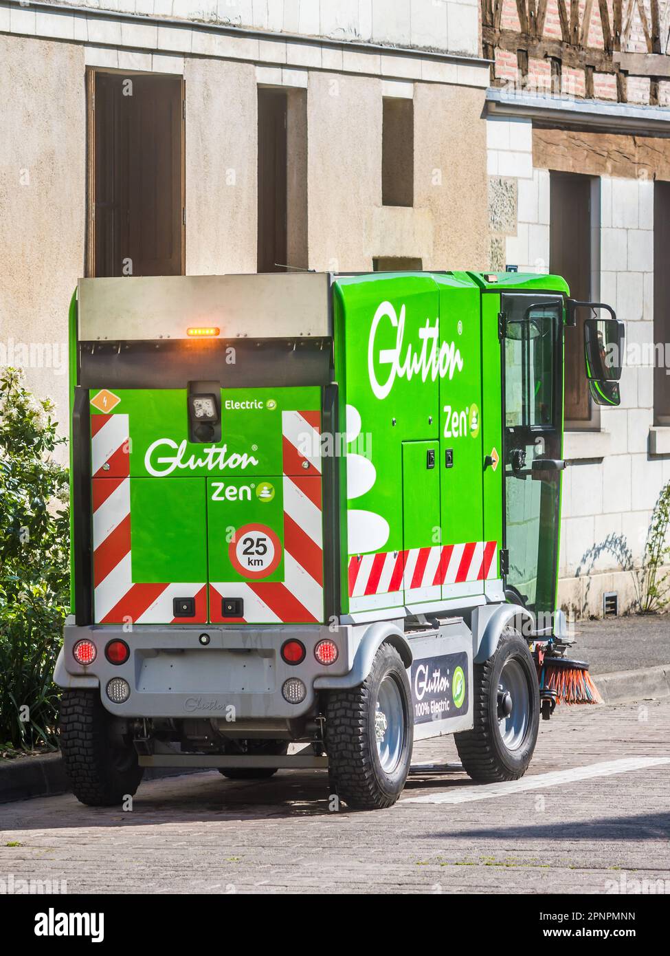 „Glutton“ elektrisches Straßenreinigungsfahrzeug, Tours, Indre-et-Loire (37), Frankreich. Stockfoto