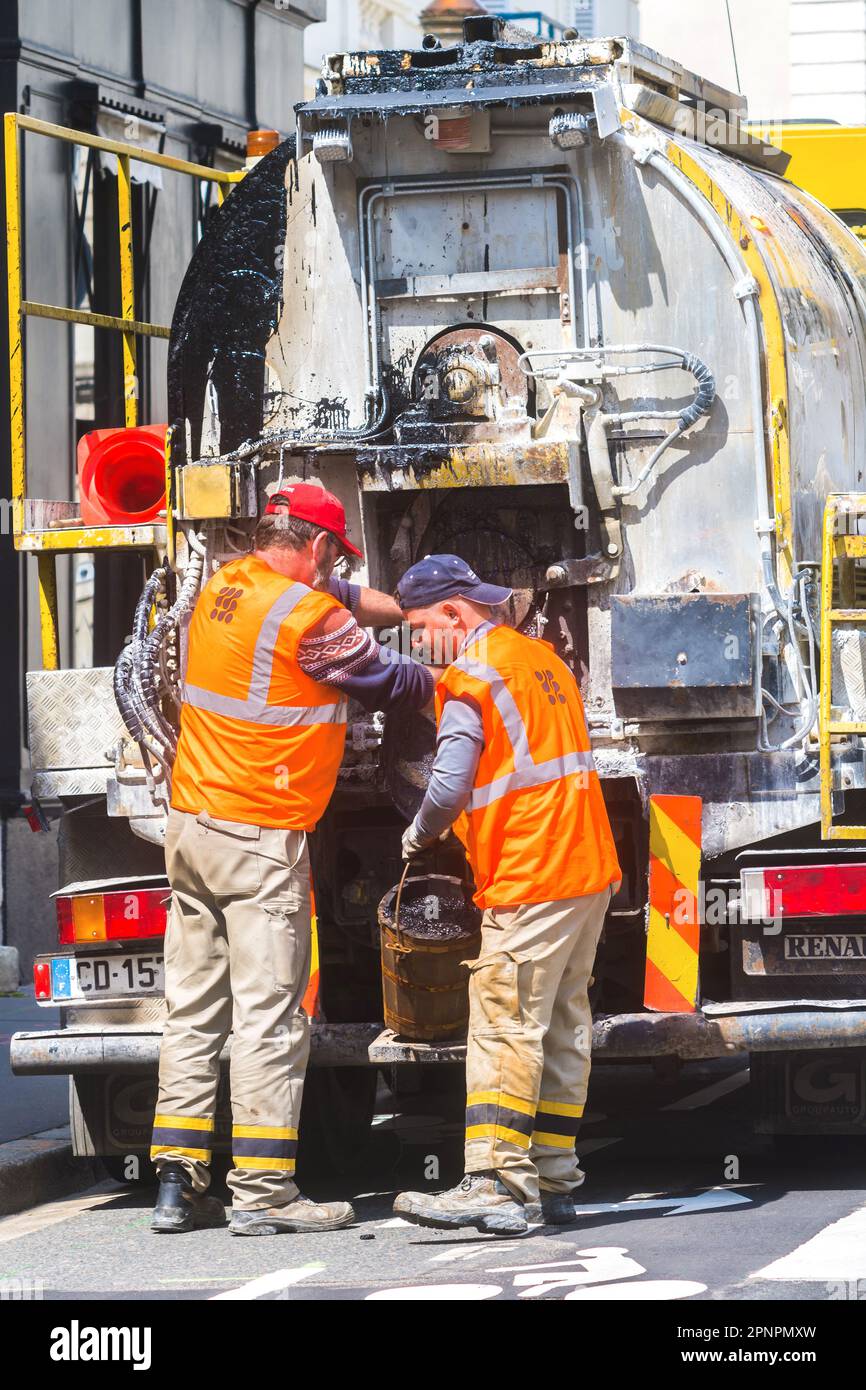 Bauarbeiter, die flüssigen Teer für Straßenreparaturen vorbereiten, Tours, Indre-et-Loire (37), Frankreich. Stockfoto