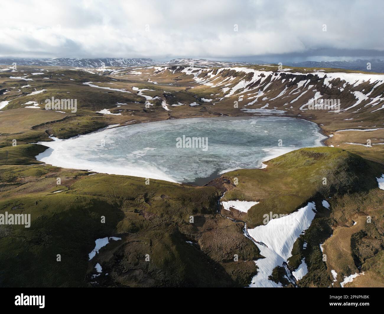 Ein idyllischer blick auf die unberührte natürliche Schönheit des Berghüttensees in der Nähe von Vik, Island Stockfoto