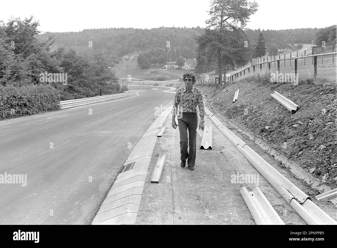 ARCHIVFOTO: Vor 40 Jahren, am 24. März 1983, starb Rolf STOMMELEN, Rolf STOMMELEN, Bundesrepublik Deutschland, Rennfahrer, geht in Zivilkleidung auf der Rennstrecke; am 07./30./1971; Motorsport Formel 1 Grand Prix von Deutschland am 1. August 1971 beim Nuerburgring; eng. Formel 1 Fahrer, Grand Prix, GP, Nordschleife, Deutschland, Test; ?Sven Simon#Prinzess-Luise-Straße 41#45479 Mülheim/R uhr #Tel. 0208/9413250#Fax. 0208/9413260#Konto. 4030 025 100 GLSB-Bankcode 430 609 67# www.SvenSimon.net. Stockfoto