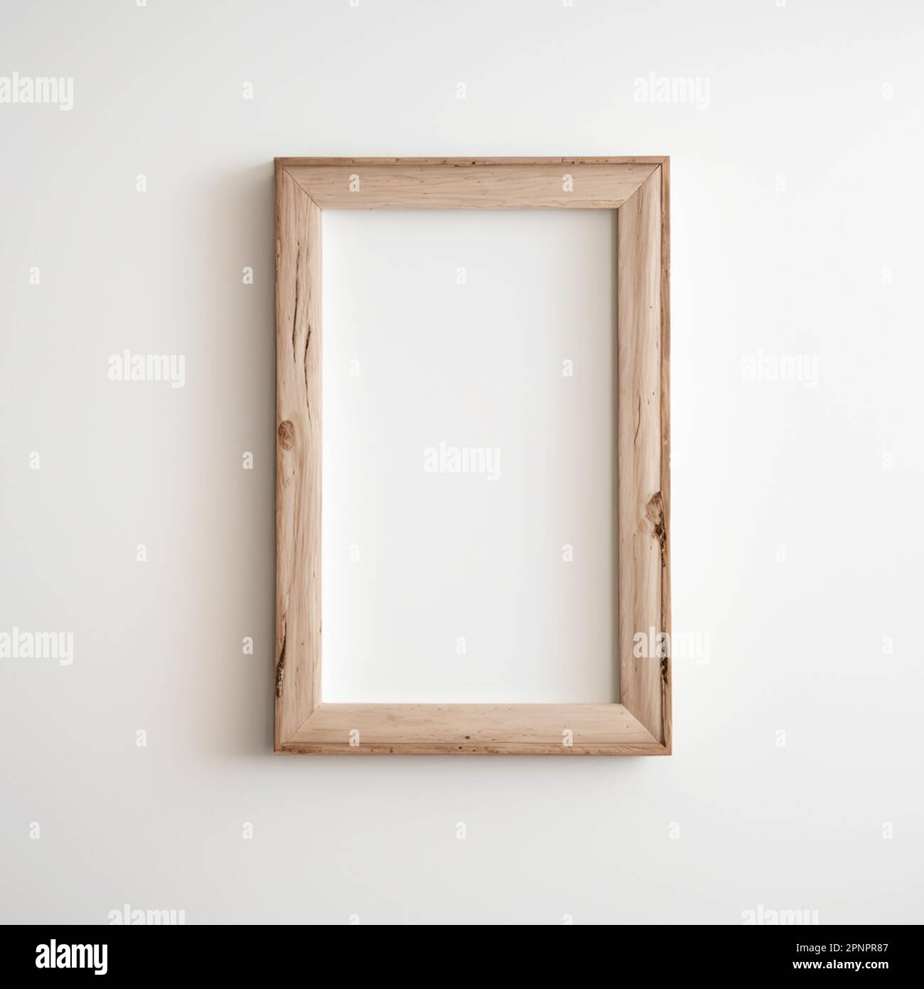 Alter Holzrahmen mit vertikaler Form, der an einem weißen Wandmodell für Bilder und Poster hängt Stockfoto