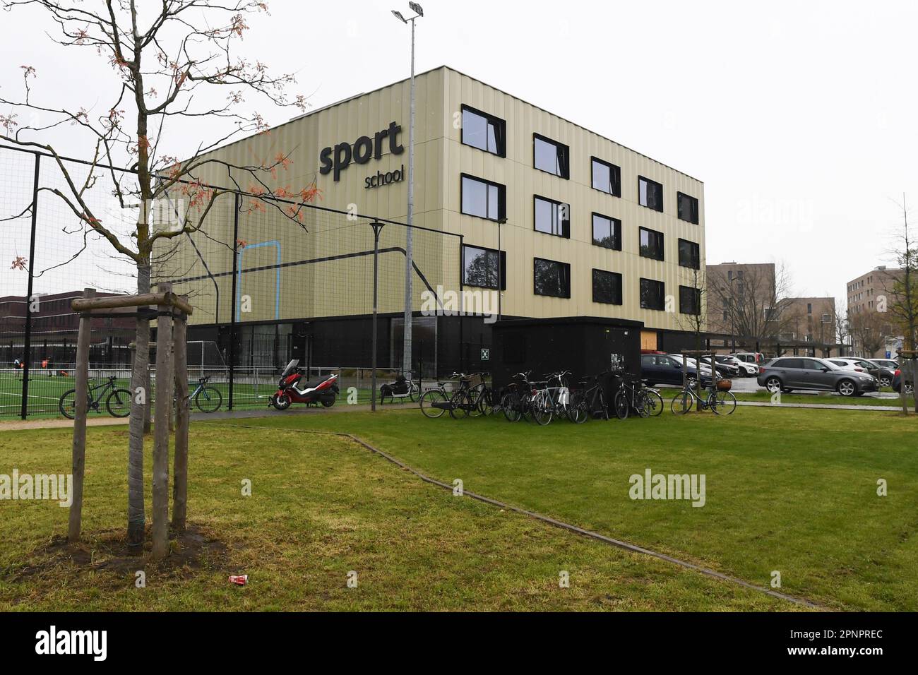 Hasselt, Belgien. 20. April 2023. Die Abbildung zeigt den GO! Nächste Sportschule in Hasselt, Donnerstag, den 20. April 2023. Die Schule hat acht Lehrer suspendiert, die diskriminierende, rassistische und homophobe Kommentare zu Schülern und anderen Lehrern in einer privaten WhatsApp-Gruppe abgegeben hatten. Limburgs Staatsanwalt leitet eine Untersuchung der Nachrichten ein. BELGA FOTO JILL DELSAUX Kredit: Belga News Agency/Alamy Live News Stockfoto