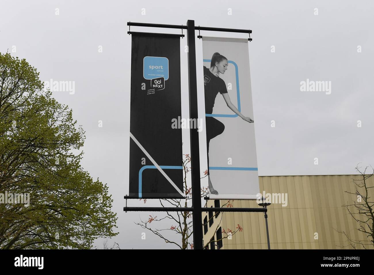 Hasselt, Belgien. 20. April 2023. Die Abbildung zeigt den GO! Nächste Sportschule in Hasselt, Donnerstag, den 20. April 2023. Die Schule hat acht Lehrer suspendiert, die diskriminierende, rassistische und homophobe Kommentare zu Schülern und anderen Lehrern in einer privaten WhatsApp-Gruppe abgegeben hatten. Limburgs Staatsanwalt leitet eine Untersuchung der Nachrichten ein. BELGA FOTO JILL DELSAUX Kredit: Belga News Agency/Alamy Live News Stockfoto