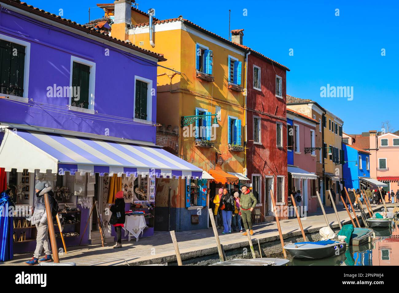 Insel Burano, farbenfrohe Häuser und Cafés am Kanal, Burano, Venedig, Italien Stockfoto