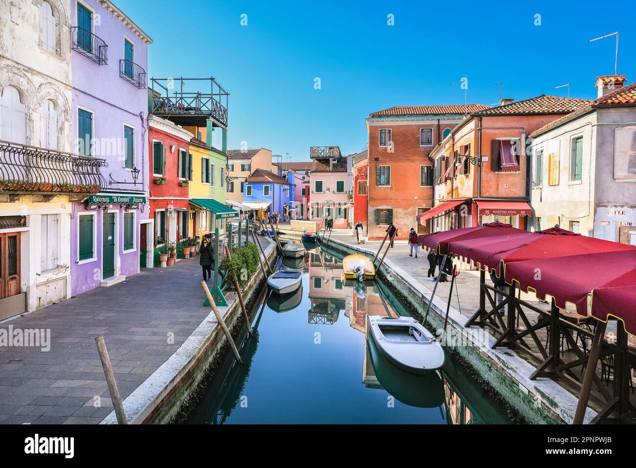 Insel Burano, farbenfrohe Häuser und Geschäfte am Kanal, Burano, Venedig, Italien Stockfoto