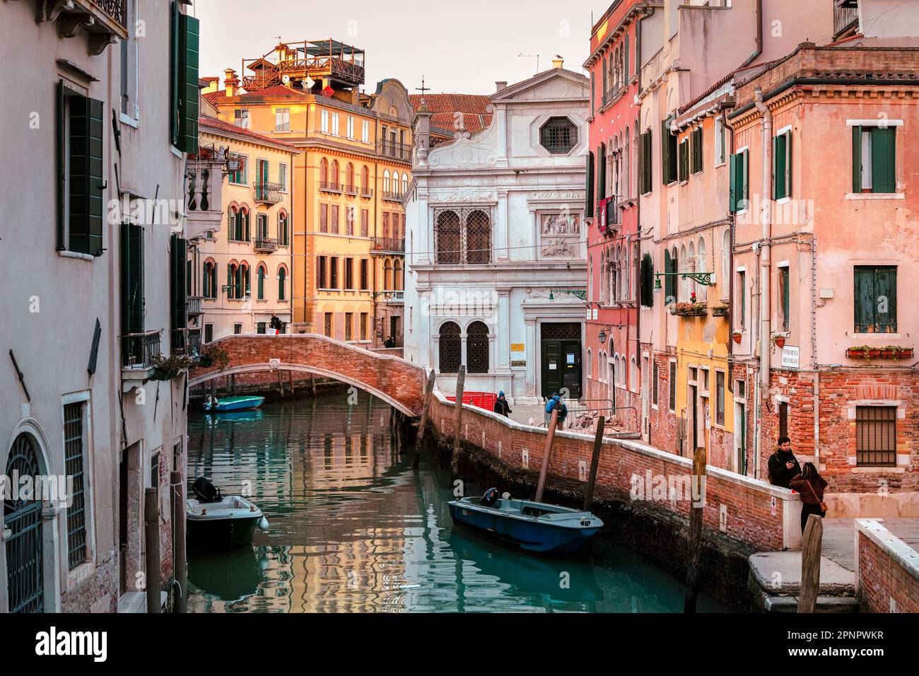 Grachtszene in Venedig am Fondamente dei Furlani, ruhig in sanftem Licht, Venedig, Italien Stockfoto