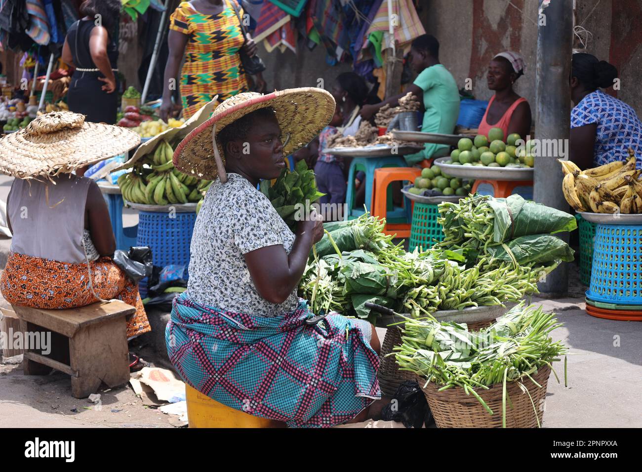 Accra, Ghana. 19. April 2023. Händler verkaufen Produkte auf einem lokalen Markt in Accra, der Hauptstadt Ghanas, am 19. April 2023. Ghana verzeichnete eine Wachstumsrate von 3,1 Prozent des Bruttoinlandsprodukts (BIP) im vergangenen Jahr, gab der Statistische Dienst von Ghana am Mittwoch bekannt. Kredit: Seth/Xinhua/Alamy Live News Stockfoto