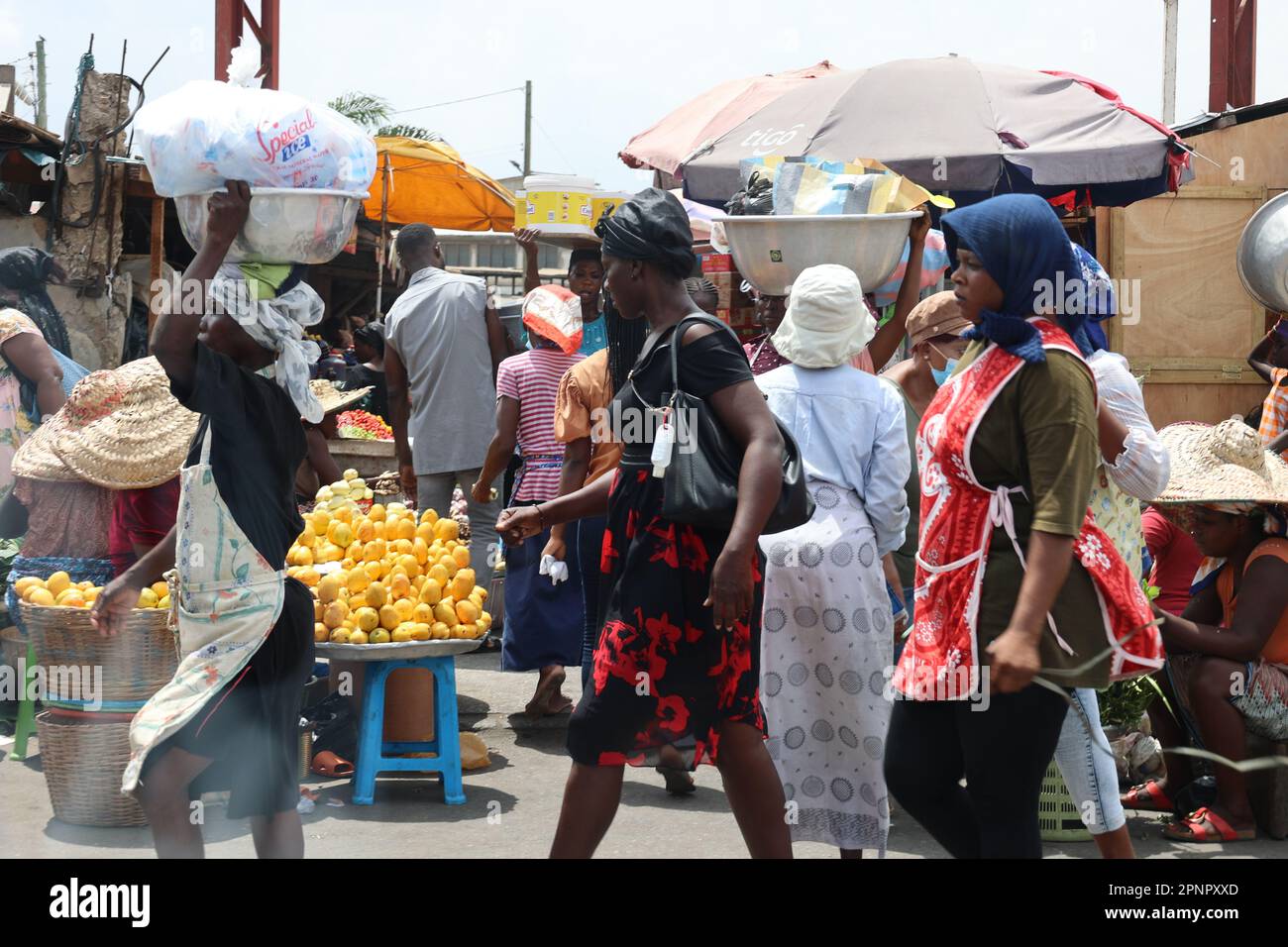 Accra. 19. April 2023. Dieses Foto wurde am 19. April 2023 aufgenommen und zeigt Menschen, die auf einem lokalen Markt in Accra, der Hauptstadt von Ghana, einkaufen. Ghana verzeichnete eine Wachstumsrate von 3,1 Prozent des Bruttoinlandsprodukts (BIP) im vergangenen Jahr, gab der Statistische Dienst von Ghana am Mittwoch bekannt. Kredit: Seth/Xinhua/Alamy Live News Stockfoto