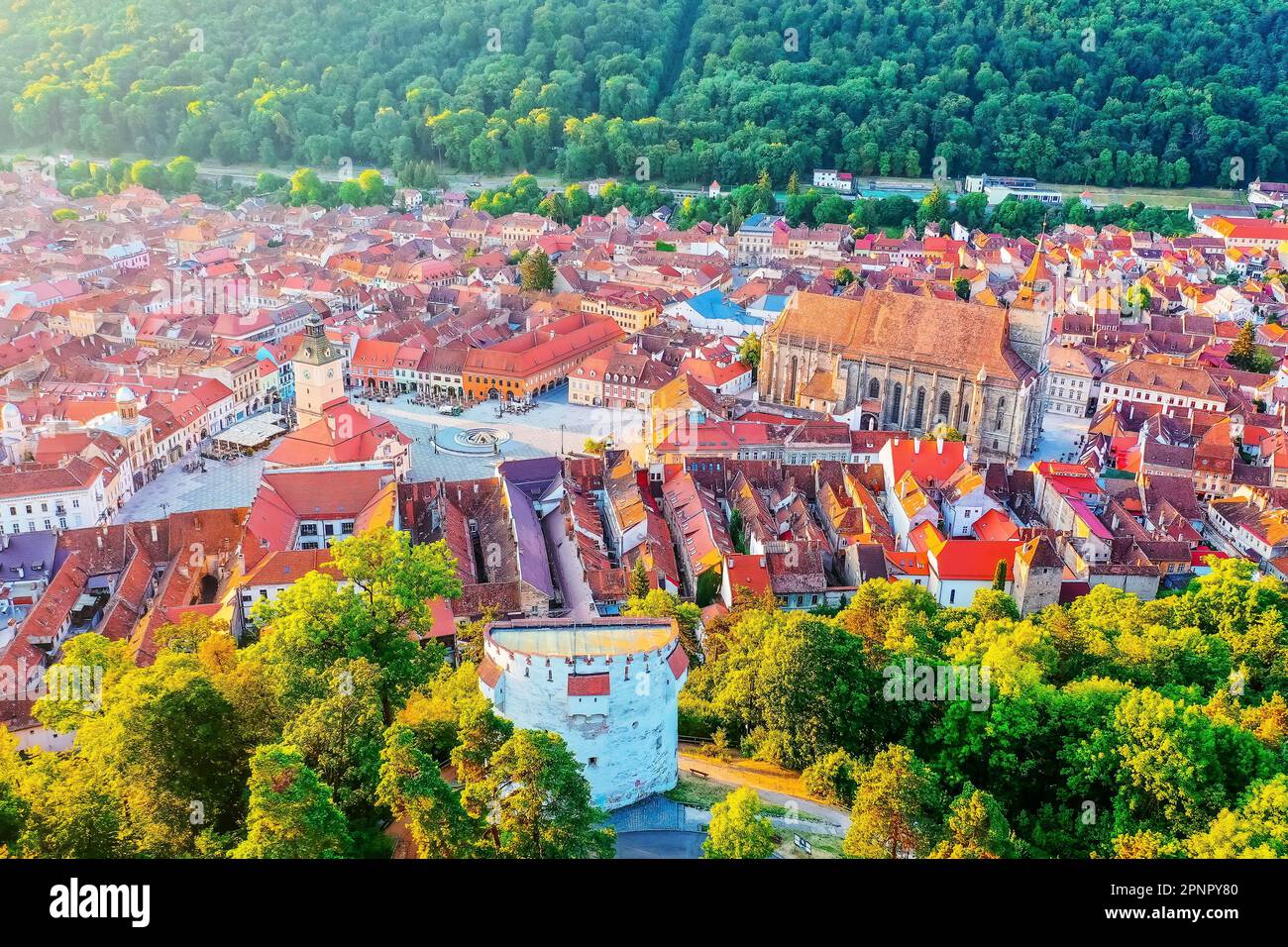 Brasov, Rumänien. Luftaufnahme der Altstadt bei Sonnenaufgang. Stockfoto