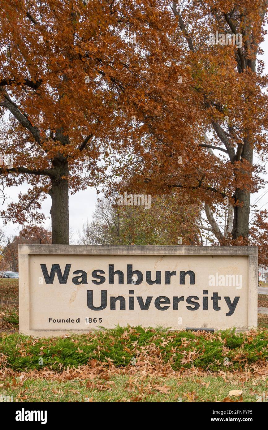 TOPEKA, KS, USA – 3. NOVEMBER 2022: Eingangsschild auf dem Campus der Washburn University. Stockfoto