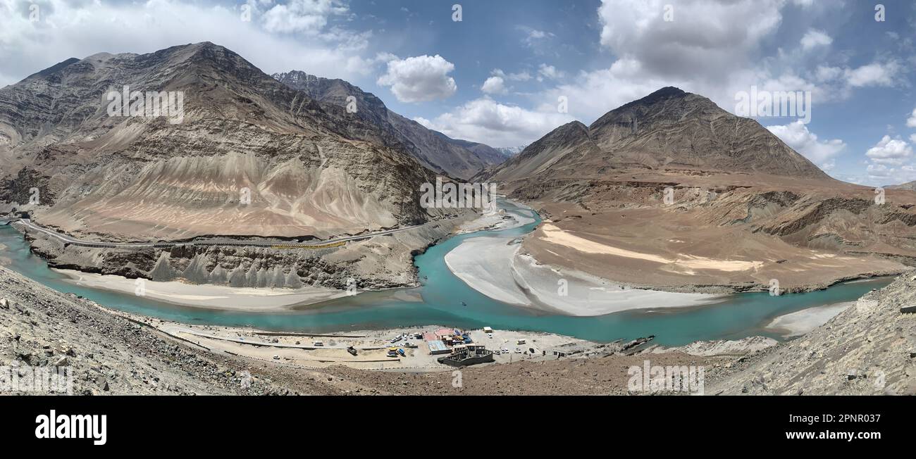 Luftaufnahme des Zusammenflusses von Indus und Zanskar (Sangam), Ladakh, Indien Stockfoto