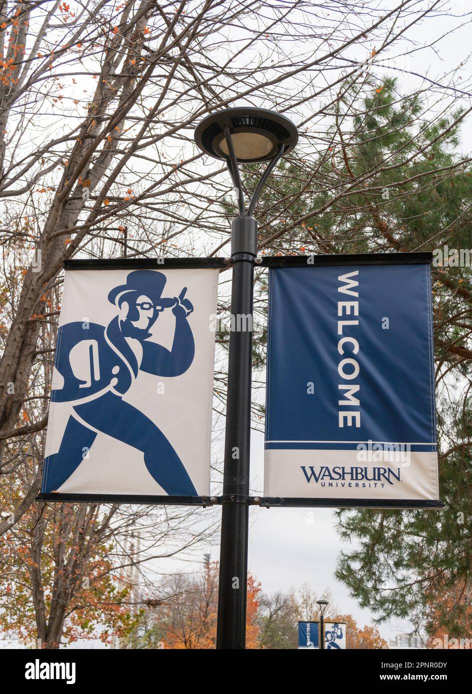TOPEKA, KS, USA – 3. NOVEMBER 2022: Campus-Flagge und Banner auf dem Campus der Washburn University. Stockfoto