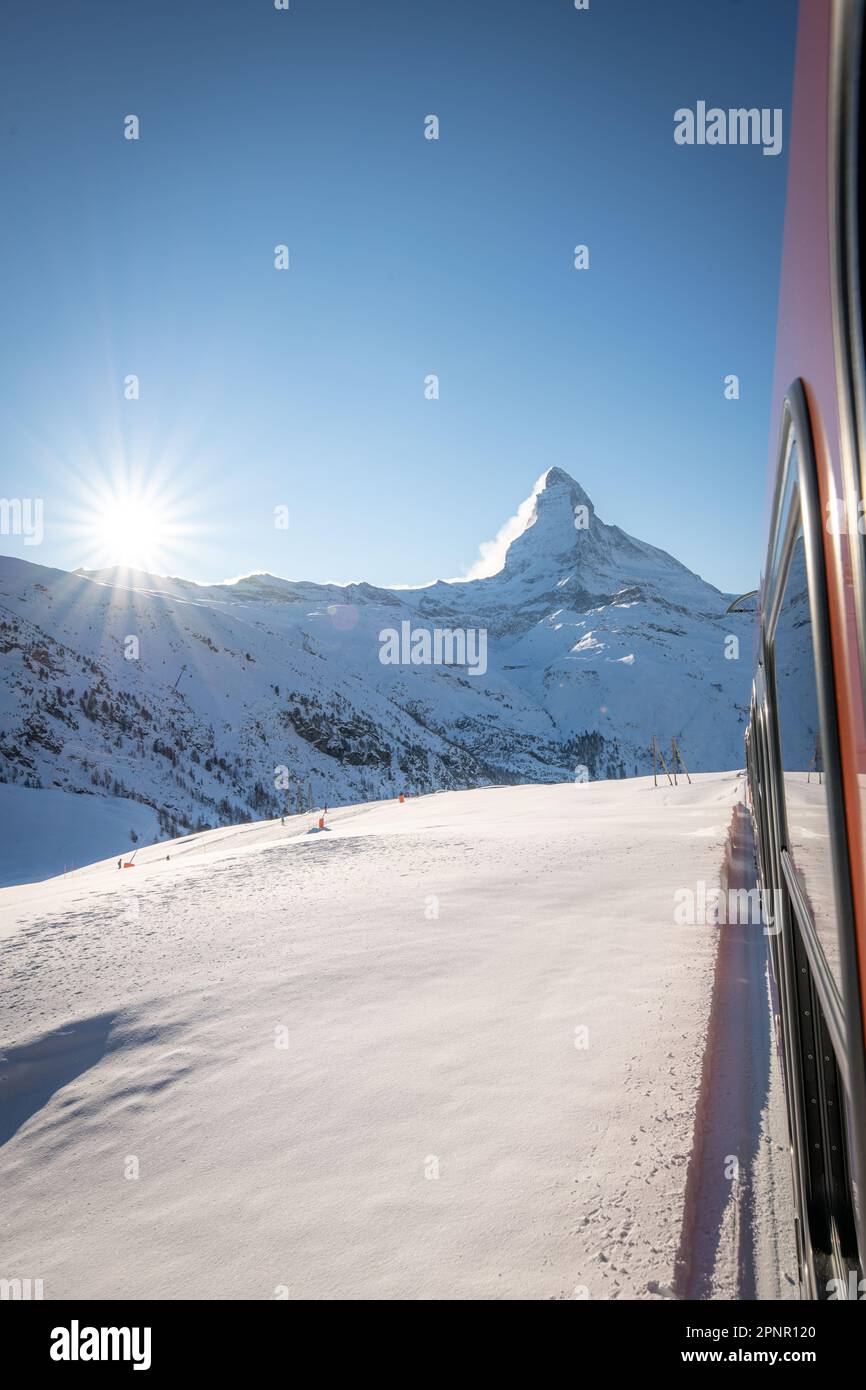 Ein roter Zug aus pov-Perspektive, der durch eine verschneite 
