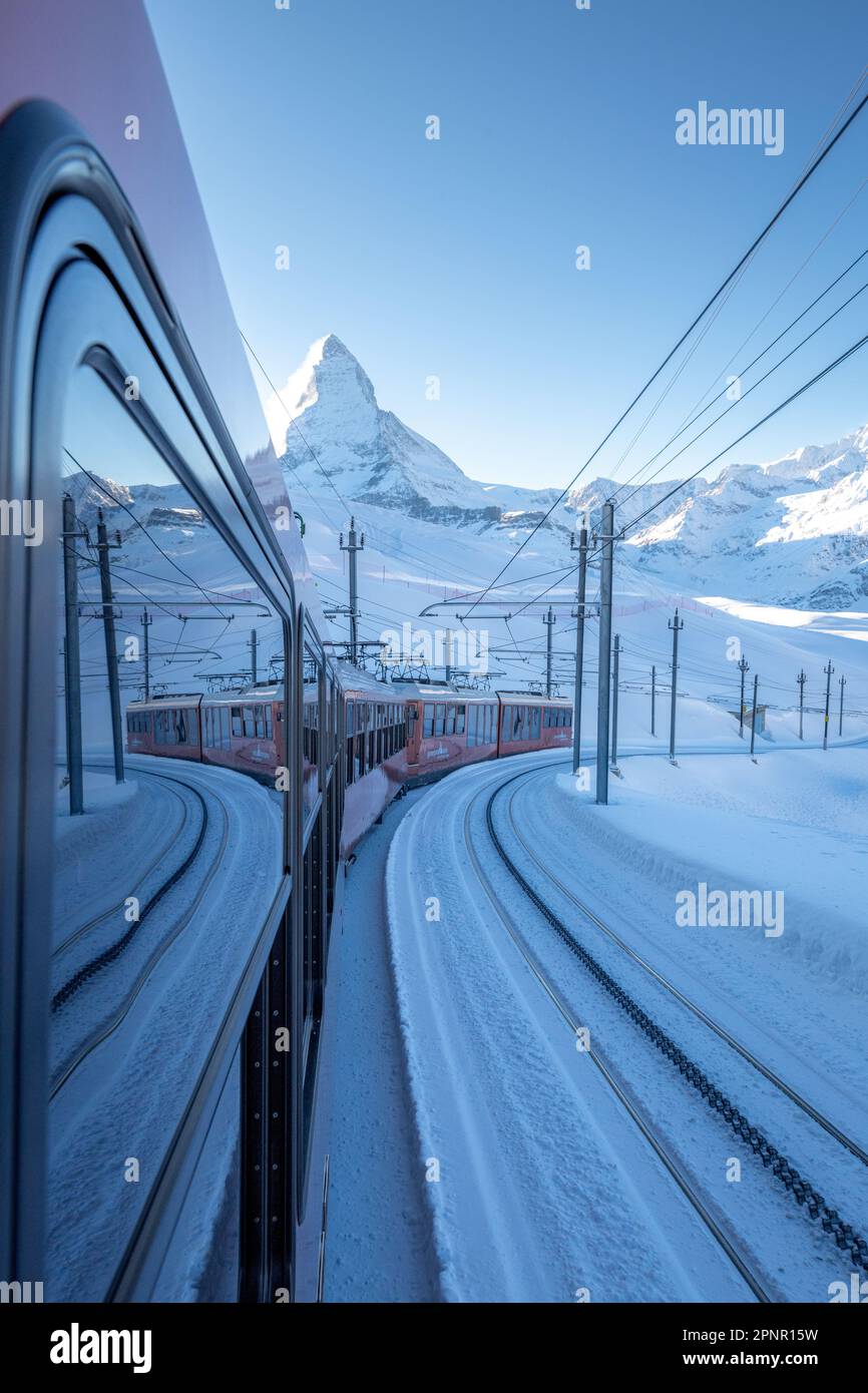 Ein roter Zug aus pov-Perspektive, der durch eine verschneite 