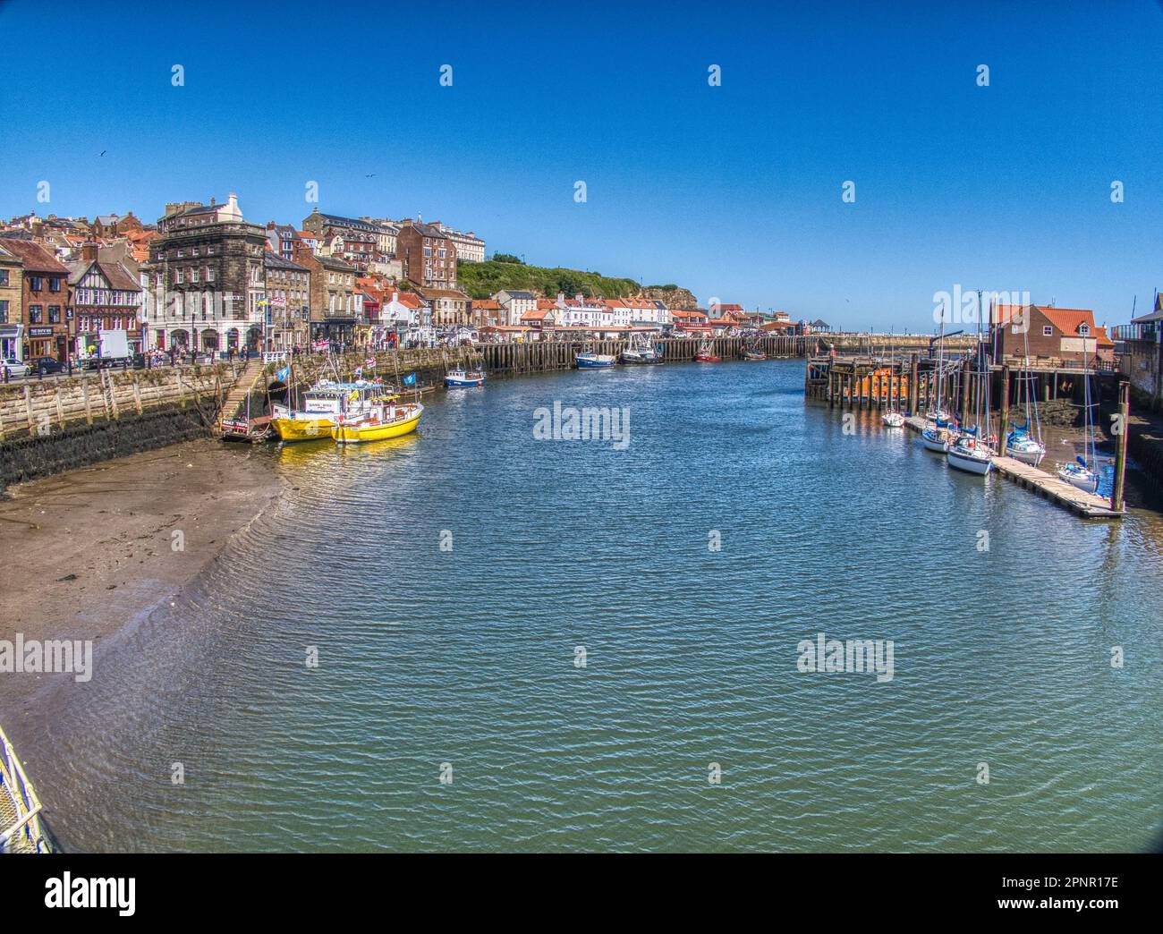 Whitby Town und Hafenfront Stockfoto