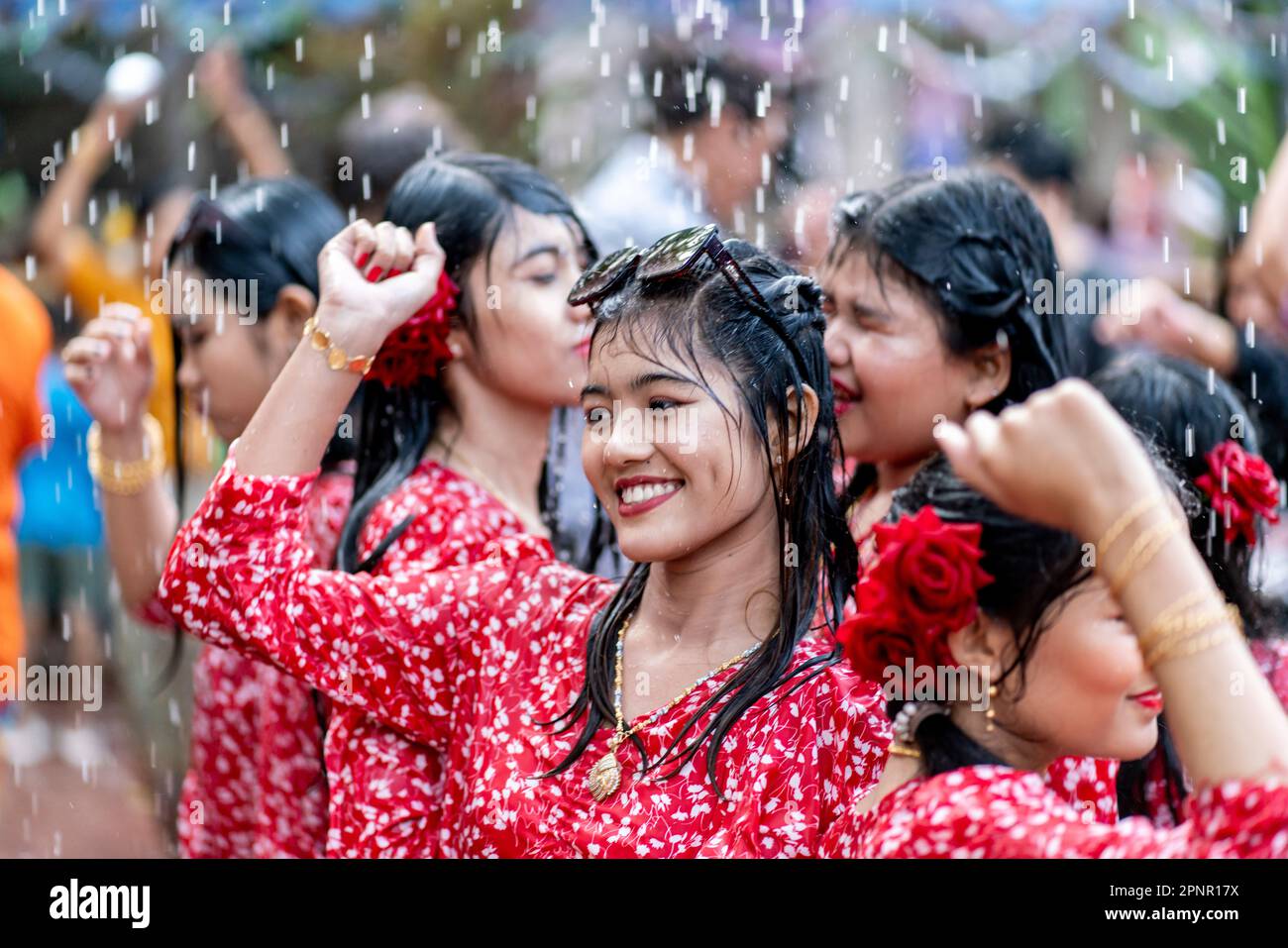 Die Rakhine-Gemeinde von Cox's Bazar, Bangladesch, feiert das freudige Thingyan Water Festival Stockfoto