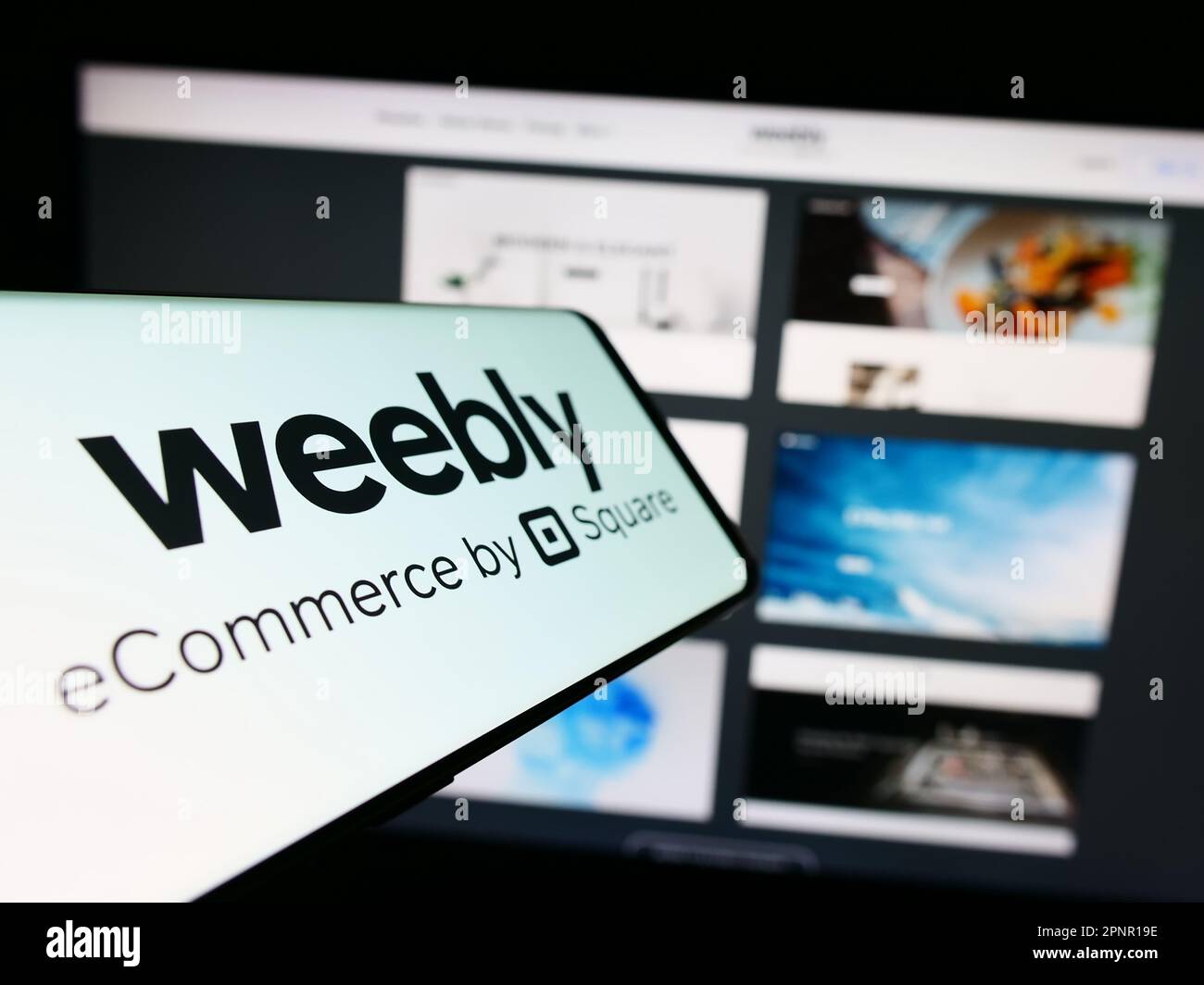 Smartphone mit Logo des Web-Hosting-Unternehmens Weebly auf dem Bildschirm vor der Business-Website. Konzentrieren Sie sich auf die Mitte des Telefondisplays. Stockfoto