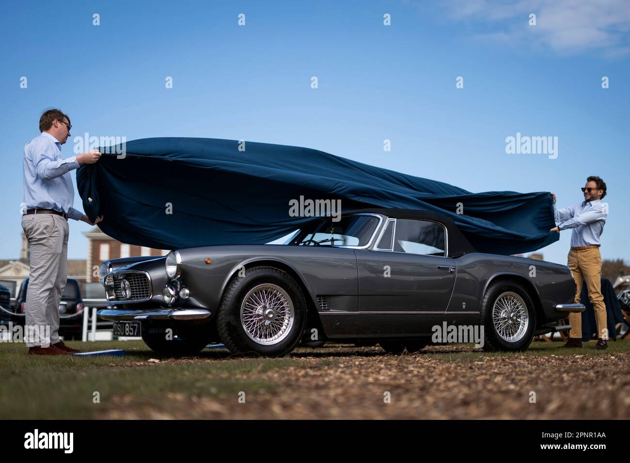 NEUÜBERTRAGUNG VON ÄNDERUNGSMARKE UND MODELL DES AUTOS die Abdeckung wird von einem Maserati 3500 GT Spyder von Vignale entfernt, das während der Vorschau für Salon Prive London im Royal Hospital Chelsea in London ausgestellt wird. Foto: Donnerstag, 20. April 2023. Stockfoto