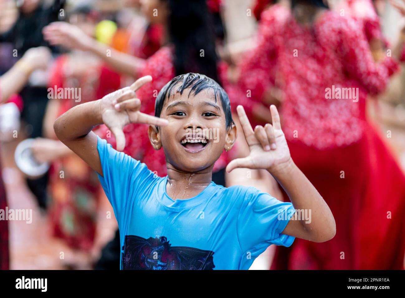 Die Rakhine-Gemeinde von Cox's Bazar, Bangladesch, feiert das freudige Thingyan Water Festival Stockfoto