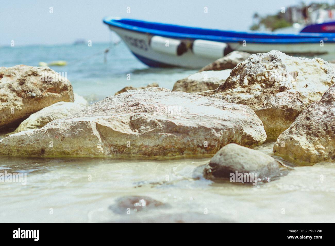 Das Boot ankerte an einem felsigen Strand, Jamaika Stockfoto