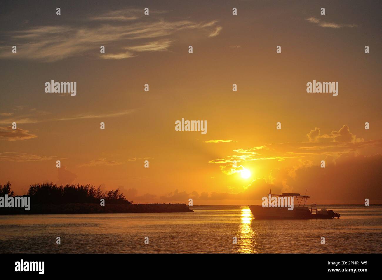 Silhouette eines Segelboots, das bei Sonnenuntergang im Meer vor Anker liegt, Jamaika Stockfoto