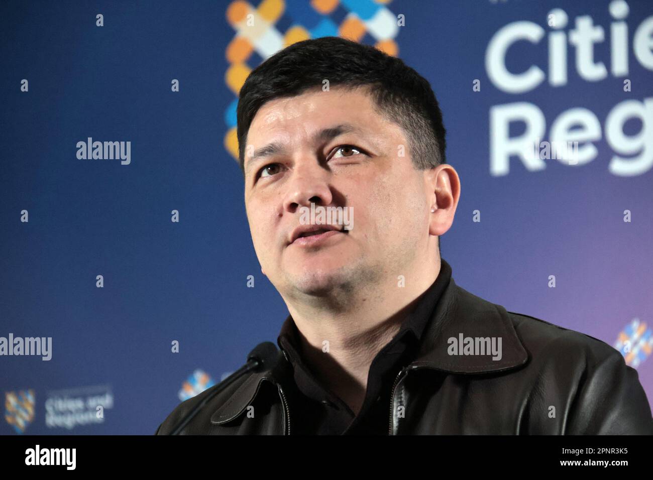 KIEW, UKRAINE - 20. APRIL 2023 - Leiter der Militärverwaltung der Region Mykolaiv Vitalii Kim nimmt am Internationalen Gipfel der Städte und Regionen in Teil Stockfoto