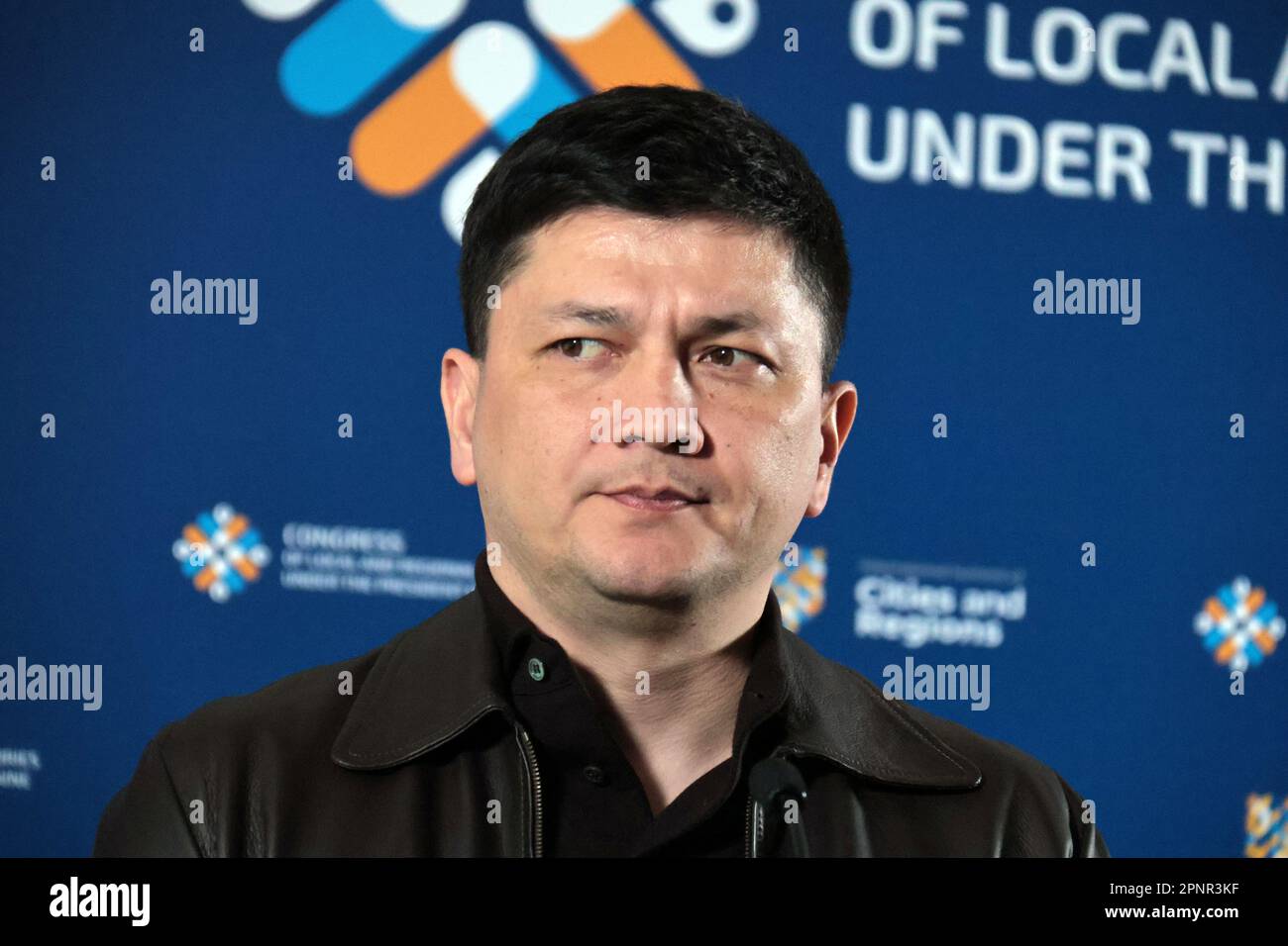 KIEW, UKRAINE - 20. APRIL 2023 - Leiter der Militärverwaltung der Region Mykolaiv Vitalii Kim nimmt am Internationalen Gipfel der Städte und Regionen in Teil Stockfoto