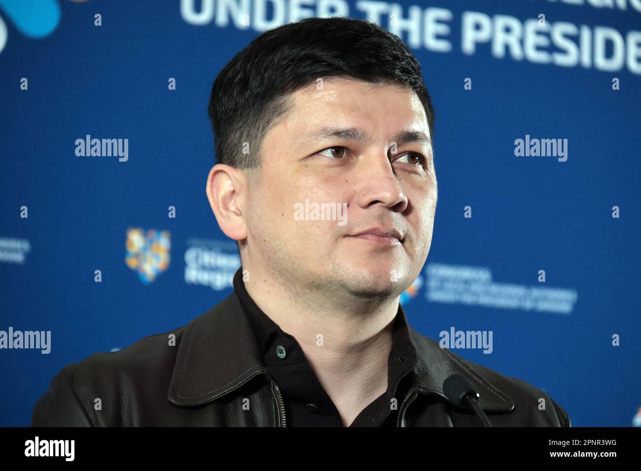 KIEW, UKRAINE - 20. APRIL 2023 - Leiter der Militärverwaltung der Region Mykolaiv Vitalii Kim nimmt am Internationalen Gipfel der Städte und Regionen in Teil Stockfoto