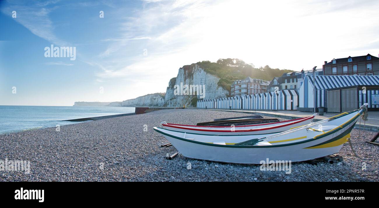 Yport Beach mit dem Falaise d'Amont, Hintergrundbeleuchtung bei Sonnenaufgang Stockfoto