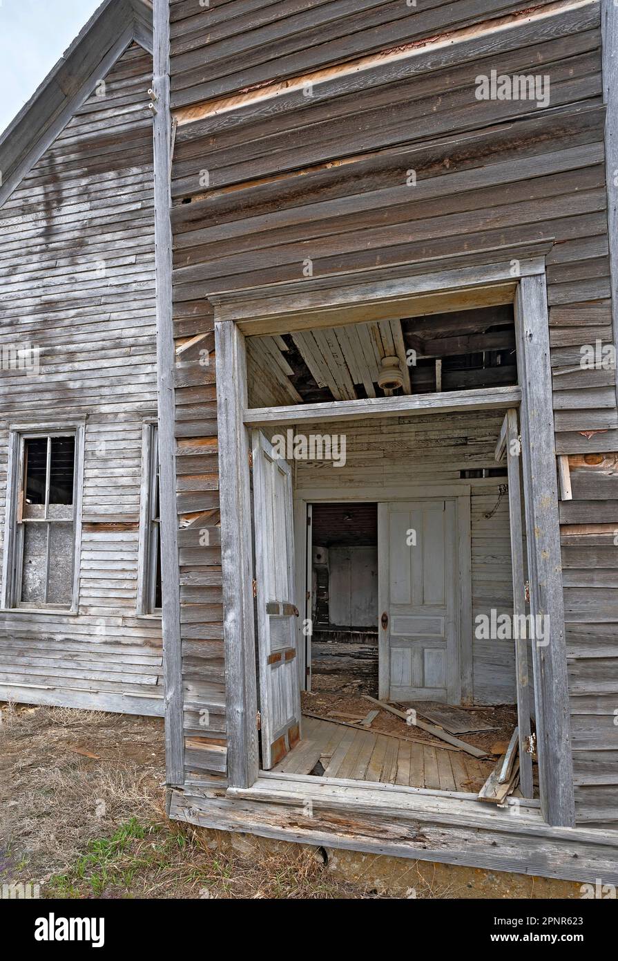 Eintritt zu einer verlassenen Kirche in Cottonwood, South Dakota, USA Stockfoto