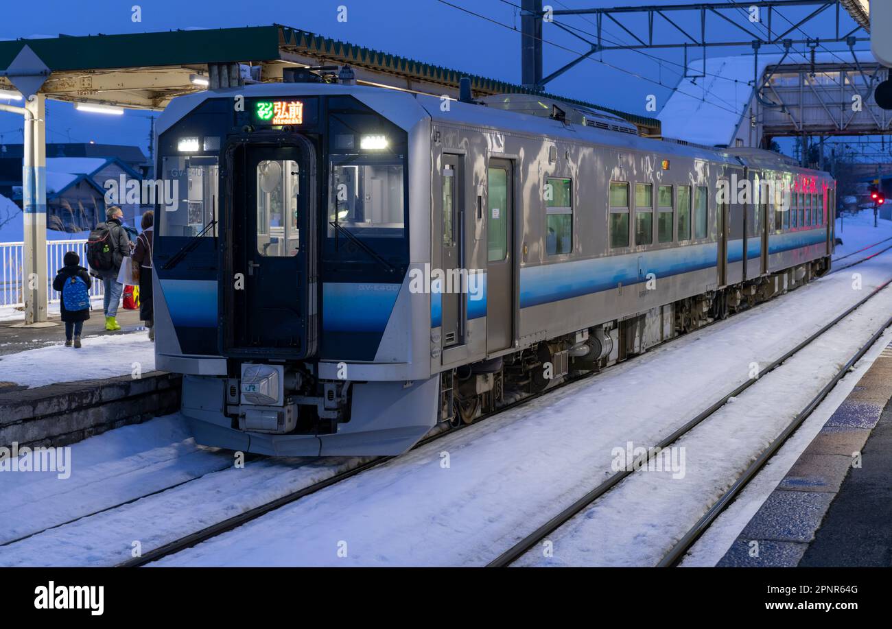 Ein Zug der JR East GV-E400-Serie im Winter am Bahnhof Kawabe in der Präfektur Aomori, Japan. Stockfoto