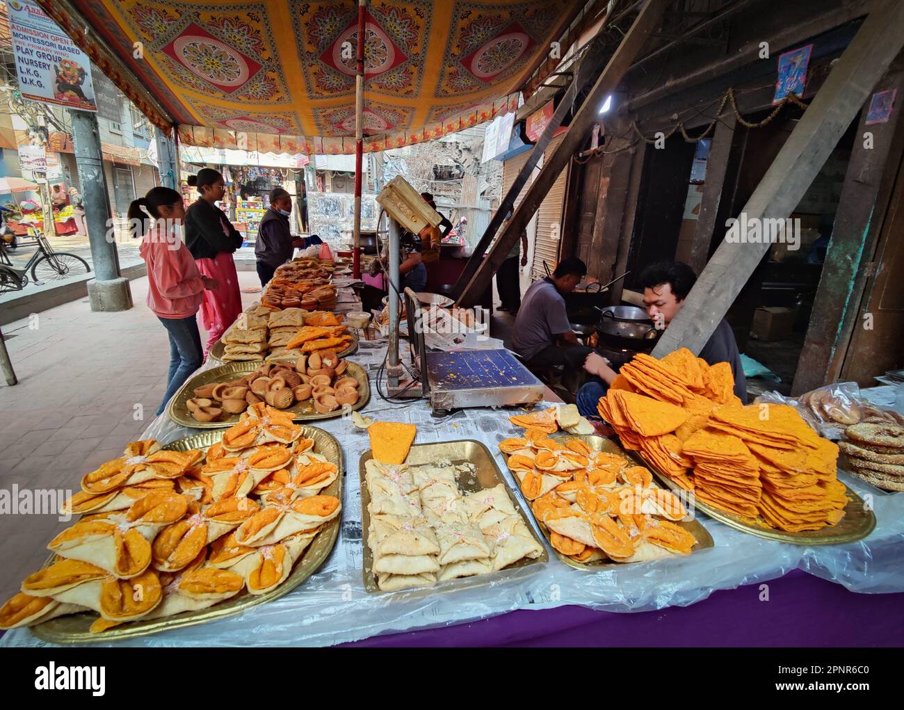 Kathmandu, Bagmati, Nepal. 20. April 2023. Die Leute kaufen am Muttertag Süßigkeiten für ihre Mutter oder Mata Tirtha Aunsi in einem Süßwarenladen in Kathmandu, Nepal, am 20. April 2023. Nepal beobachtet diesen Tag, um ihren Müttern Respekt zu zollen und den verstorbenen Müttern zu ehren. (Kreditbild: © Sunil Sharma/ZUMA Press Wire) NUR REDAKTIONELLE VERWENDUNG! Nicht für den kommerziellen GEBRAUCH! Stockfoto