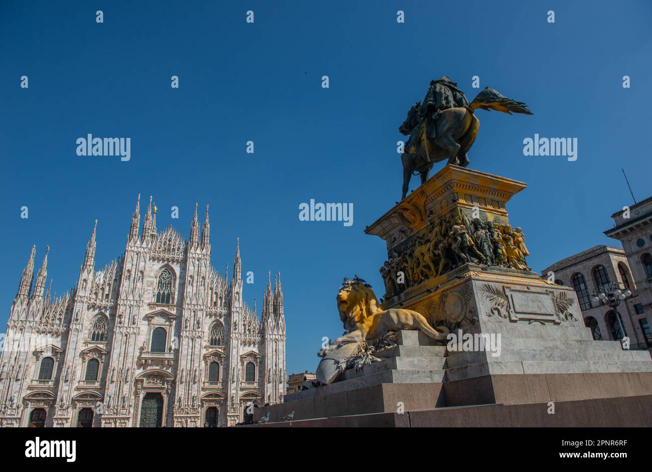 Mailand Italien April 19. 2023: Statue von Vittorio Emanuele auf dem Pferderücken mit gelber Farbe bestrichen Stockfoto