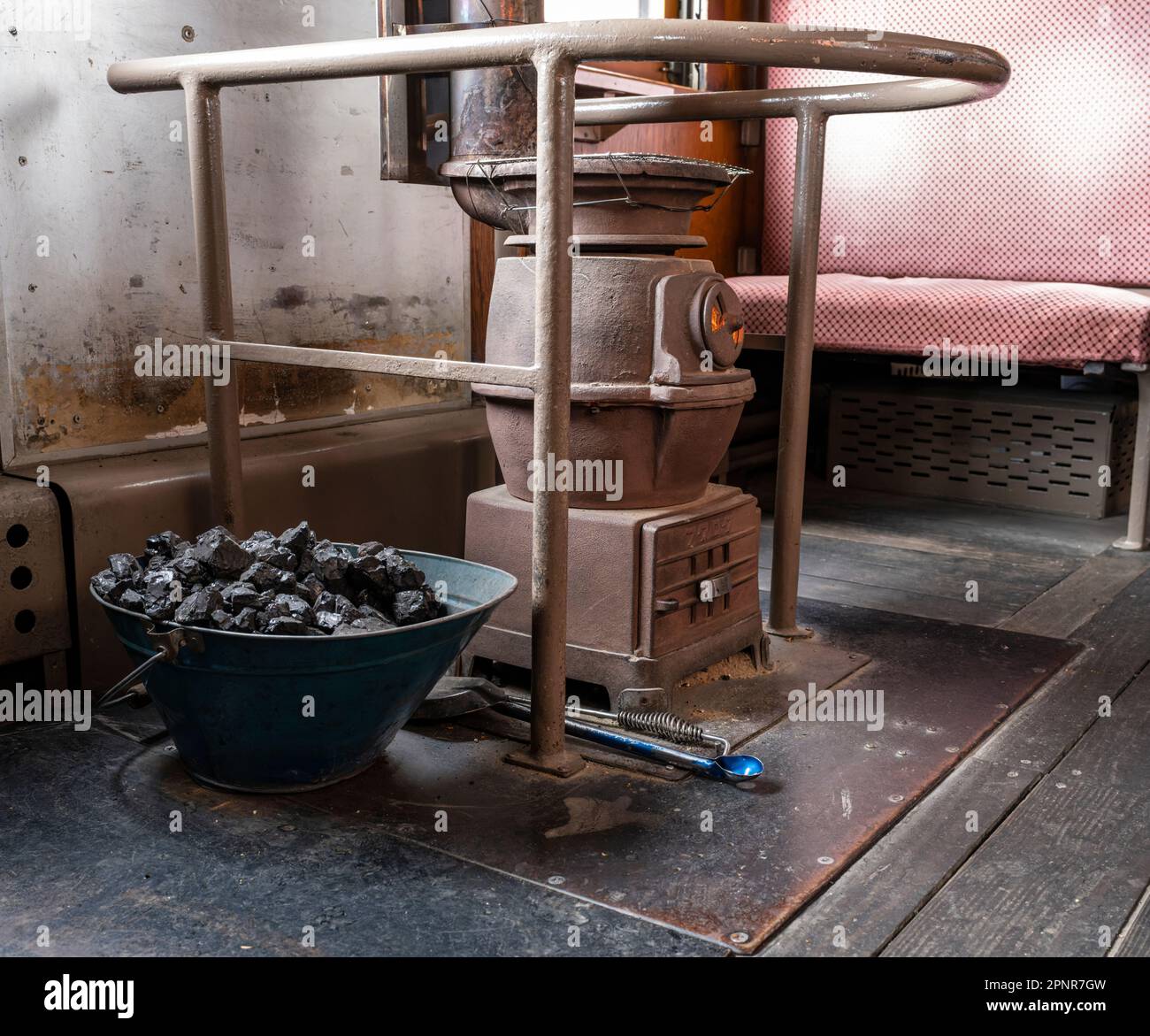 Ein Kohleofen in einem Oldtimer der Tsugaru Railway in der Präfektur Aomori, Japan. Stockfoto