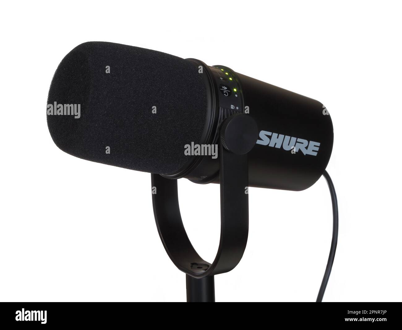 Los Angeles, CA/USA - 19. April 2023: Ein professionelles XLR- und USB-Hybridmikrofon Shure MV7 wird isoliert vor weißem Hintergrund dargestellt. Stockfoto