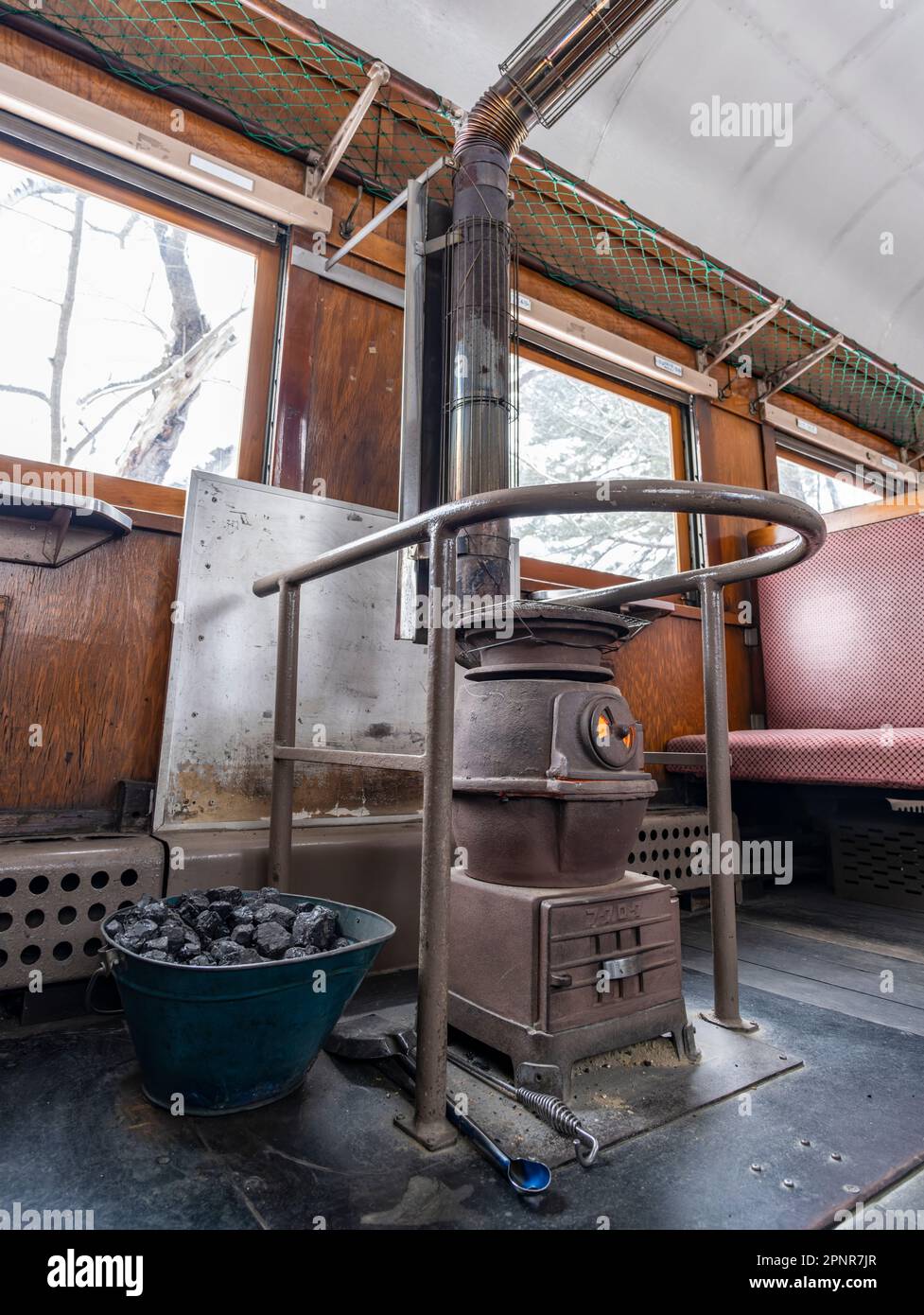 Ein Kohleofen in einem Oldtimer der Tsugaru Railway in der Präfektur Aomori, Japan. Stockfoto