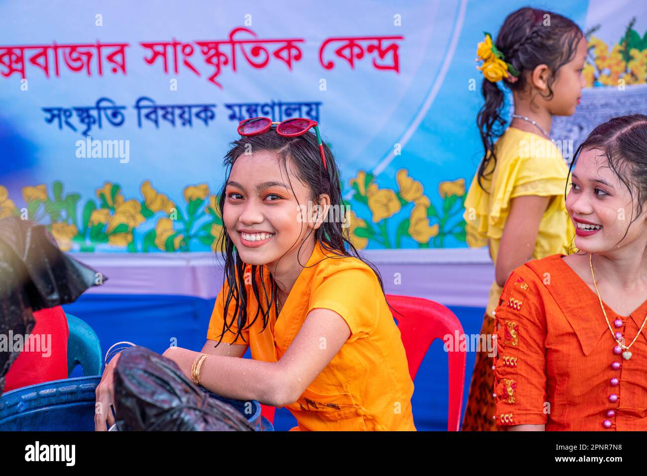 Die Rakhine-Gemeinde von Cox's Bazar, Bangladesch, feiert das freudige Thingyan Water Festival Stockfoto