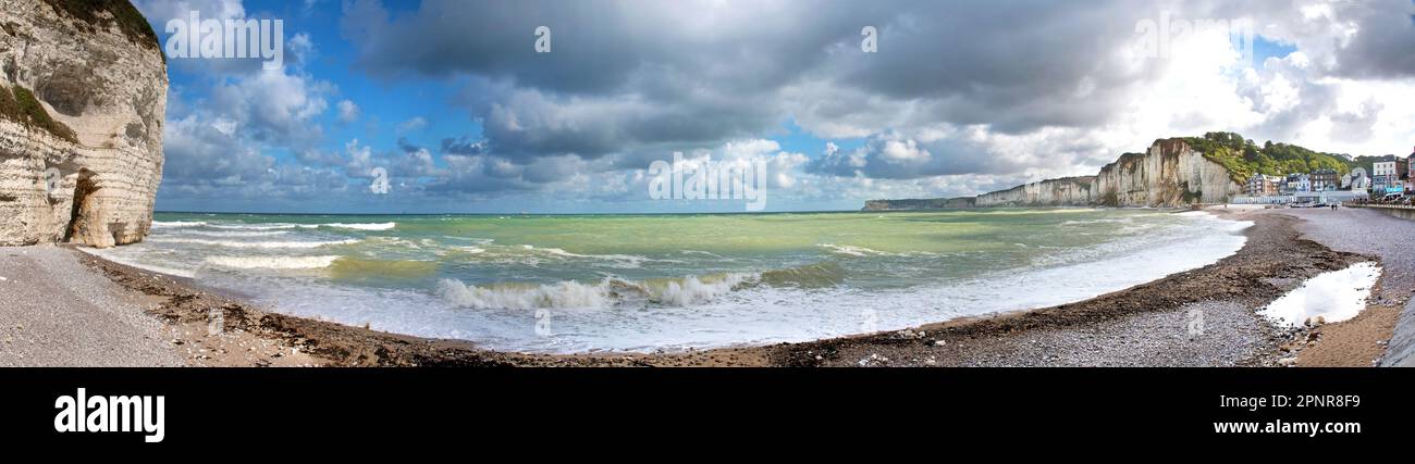 Yport Beach, extremes Panorama mit dramatischem Himmel Stockfoto