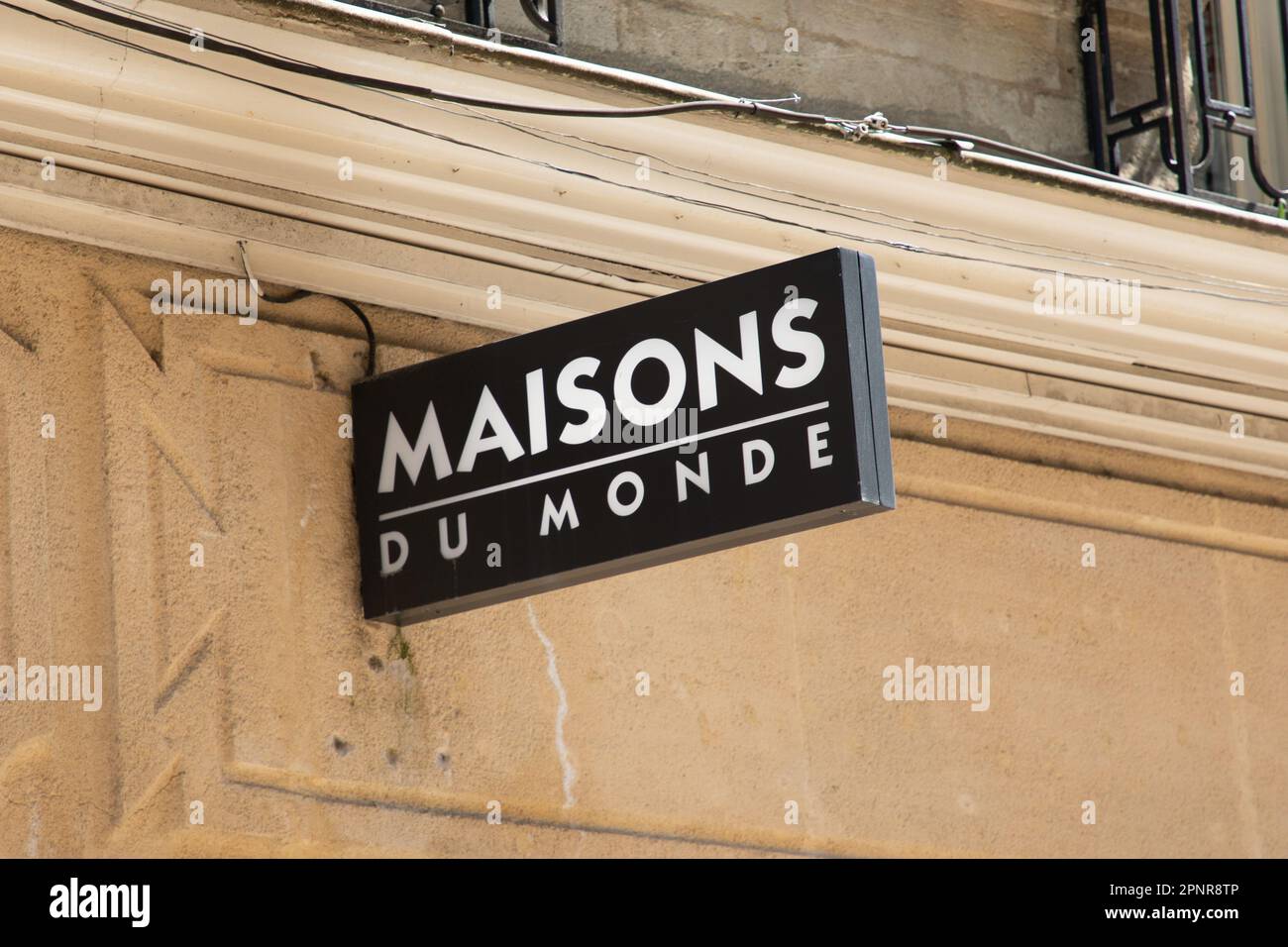 Bordeaux , Aquitaine Frankreich - 04 17 2023 : Maisons du monde Shop Logo-Marke und Schildertext an der Wandfassade französische Ladendekorationskette Stockfoto