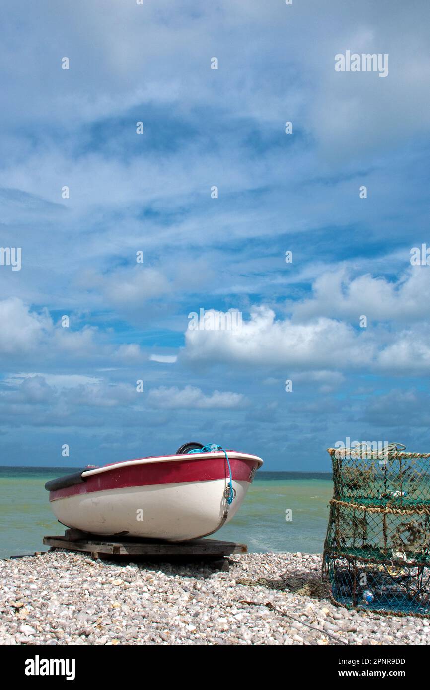 Fischerboot mit Fischfalle vor dem dramatisch bewölkten Himmel in Yport Stockfoto