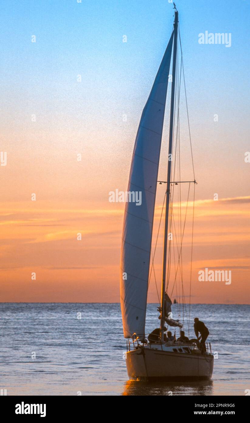 Segelboot. Rock Harbor Sonnenuntergang. Orleans, Massachusetts. Cape Cod. Stockfoto