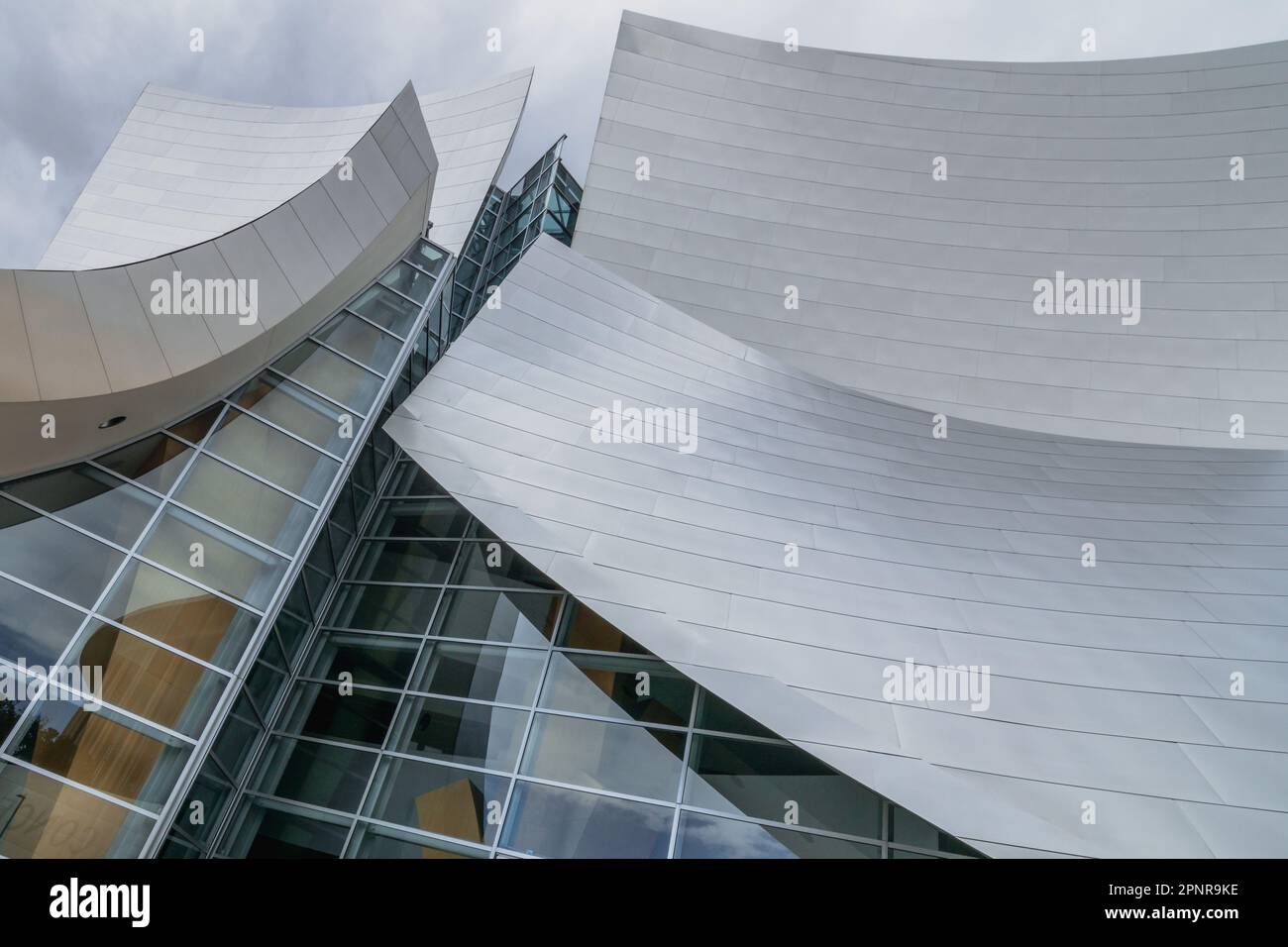 Die Walt Disney Concert Hall im Zentrum von Los Angeles, Kalifornien, wurde vom berühmten Architekten Frank Gehry entworfen und 2003 fertiggestellt. Stockfoto