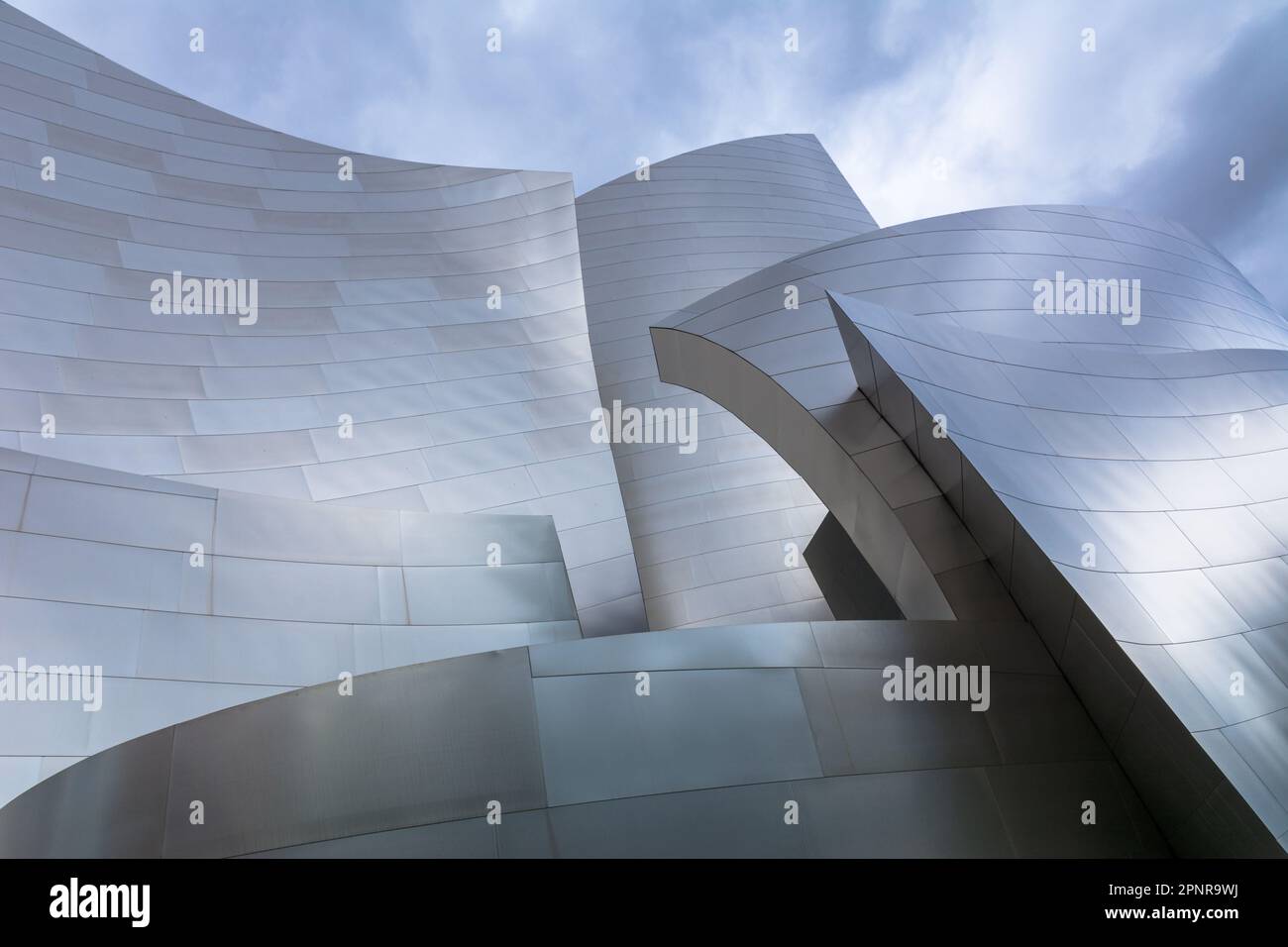 Die Walt Disney Concert Hall im Zentrum von Los Angeles, Kalifornien, wurde vom berühmten Architekten Frank Gehry entworfen und 2003 fertiggestellt. Stockfoto