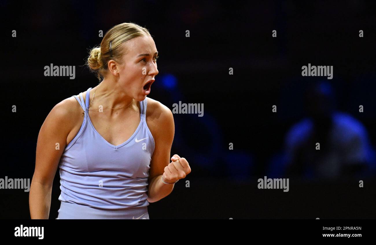 Stuttgart, Deutschland. 20. April 2023. Tennis: WTA Tour - Stuttgart, Singles, Frauen, 2. Runde in Porsche Arena, Gauff (USA) - Potapova (Russland). Anastasia Potapova reagiert. Kredit: Marijan Murat/dpa/Alamy Live News Stockfoto