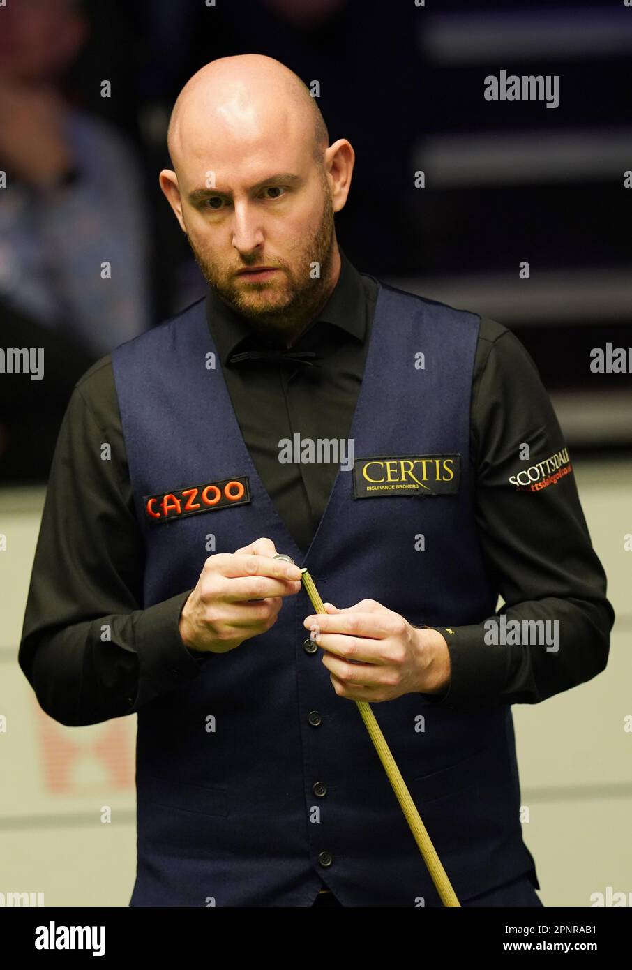 Matthew SELT in Aktion gegen Mark Selby am 6. Tag der Cazoo Snooker-Weltmeisterschaft im Crucible Theatre, Sheffield. Foto: Donnerstag, 20. April 2023. Stockfoto