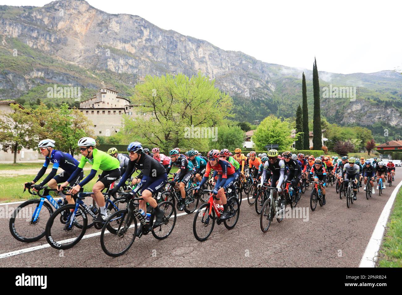 Predazzo, Italien. 20. April 2023. UCI Tour of the Alps Road Cycling Race, vierte Etappe von Rovereto nach Predazzo; die Pelotonkraft vorbei an einem Schloss Credit: Action Plus Sports/Alamy Live News Stockfoto